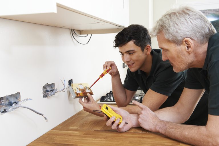 AUSBILDUNG ZUR ELEKTROFACHKRAFT FÜR FESTGELEGTE TÄTIGKEITEN RSL